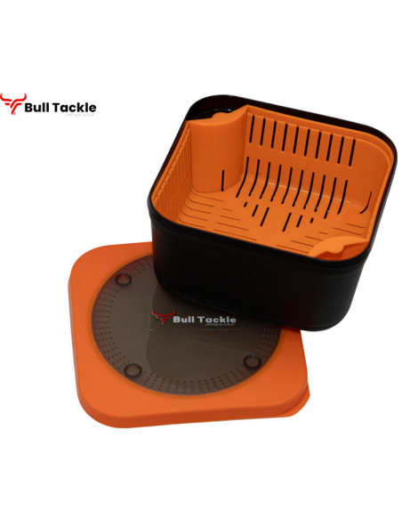 Cutie Momeala Bull Tackle Cu Capac Si Sita, 1.8L Cutie Momeala Bull Tackle Cu Capac Si Sita, 1.8L